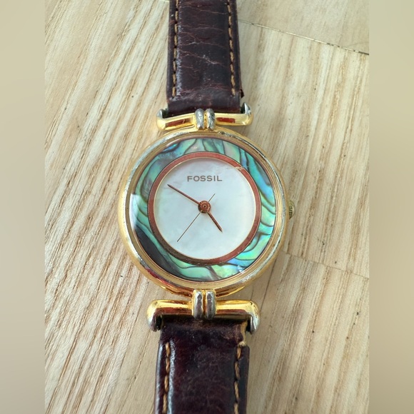 Fossil ladies abalone brown leather watch NEW BATTERY - Picture 1 of 10